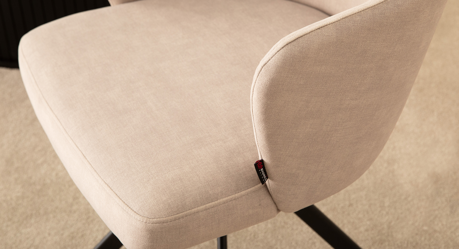 LEVANTE | 19 | Juoda 3