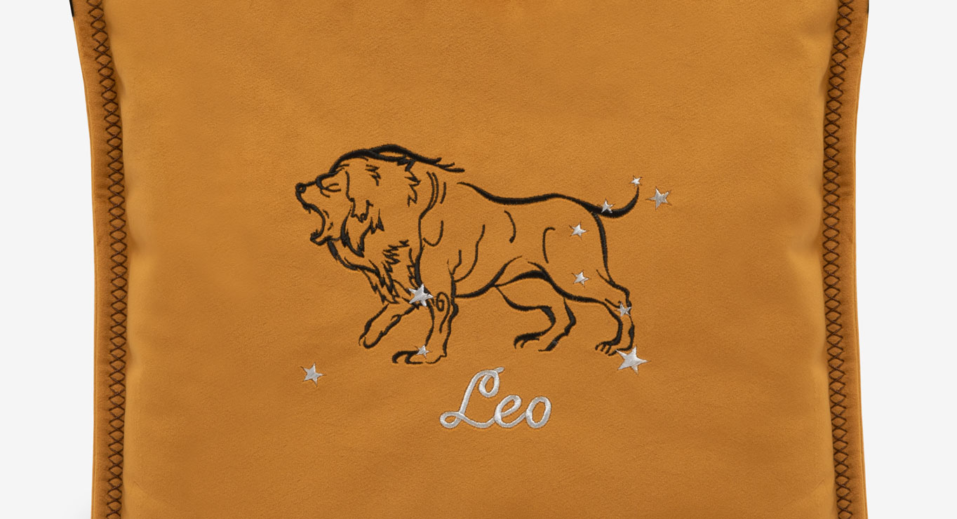 LIŪTAS pagalvėlė 450x450 2