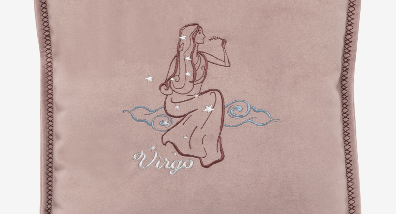 MERGELĖ pagalvėlė 450x450 2