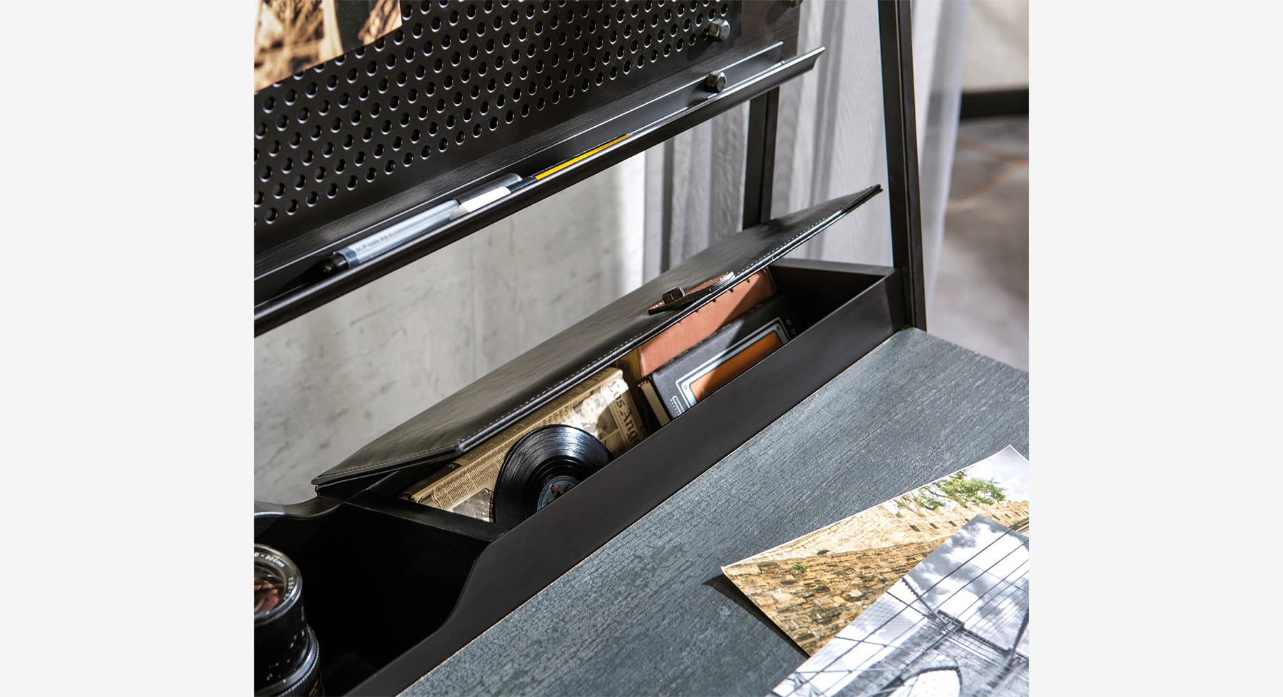 DARK METAL rašomasis stalas su lentyna 1340x625 6 DARK METAL rašomasis stalas su lentyna 1340x625 6