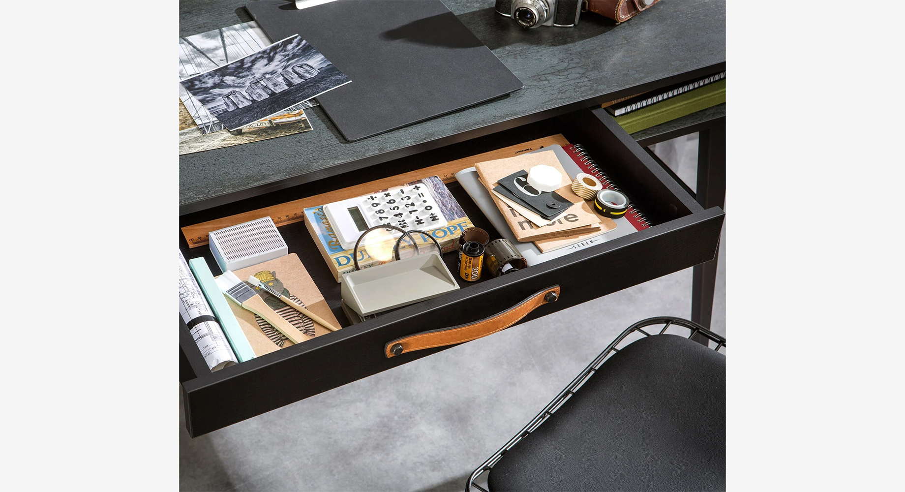 DARK METAL rašomasis stalas su lentyna 1340x625 3 DARK METAL rašomasis stalas su lentyna 1340x625 3