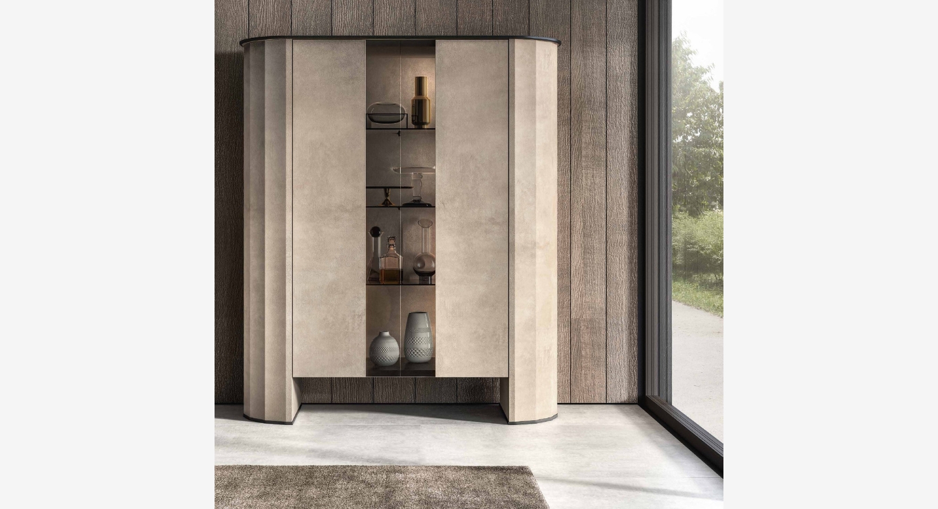 DUNE vitrina su stiklinėmis lentynomis 1340x500 2