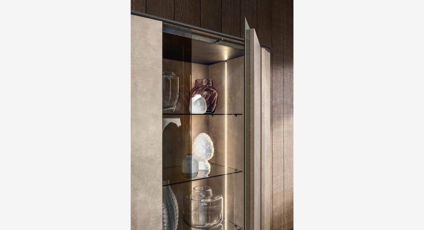 DUNE vitrina su stiklinėmis lentynomis 1340x500 3